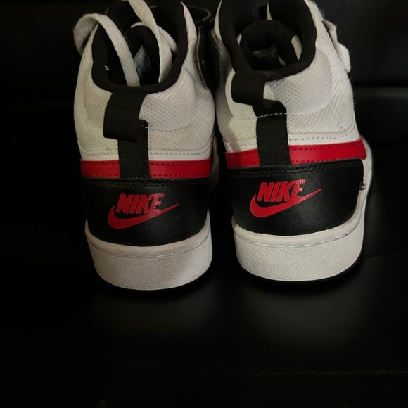 Nike Court Borough Mid 2 still in great Shape my son only used it like 2times - Picture 3 of 16